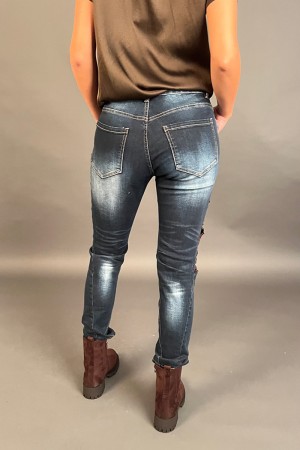 Jeans Fleur Mince Modèle avec Détail Fleur brodée avec inserts de dentelle et stress Jeans Fleur Modèle Slim avec détail Fior...