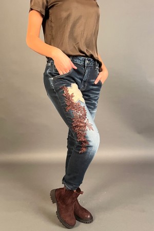 Jeans Fiore modello slim con dettaglio fiore ricamato con inserti pizzo e stress  Jeans Fiore modello slim con dettaglio fior...