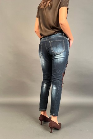 Jeans Fiore modello slim con dettaglio fiore ricamato con inserti pizzo e stress  Jeans Fiore modello slim con dettaglio fior...