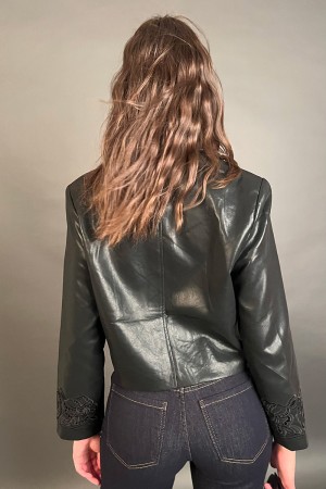 Chaqueta Odette en cuero ecológico con borde final con chaqueta perforada de ganchillo de encaje contrastante, con cuero ecológi