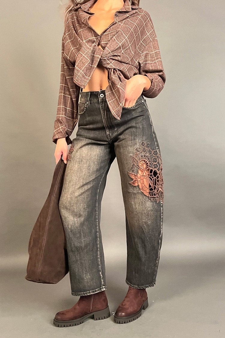 Pantalone jeans Cleo con inserti traforati in pizzo crochet  Pantalone jeans Cleo con inserti traforati in pizzo crochet  Pan...