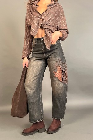 Pantalone jeans Cleo con inserti traforati in pizzo crochet  Pantalone jeans Cleo con inserti traforati in pizzo crochet  Pan...