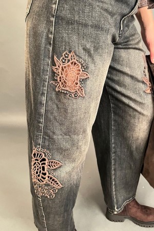 Pantalone jeans Cleo con inserti traforati in pizzo crochet  Pantalone jeans Cleo con inserti traforati in pizzo crochet  Pan...