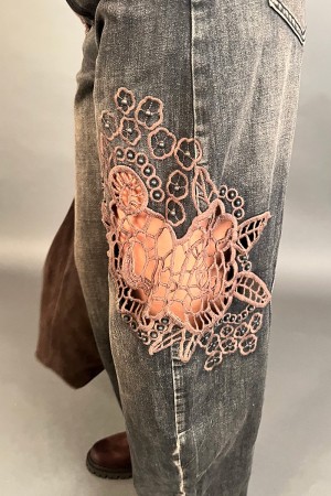 Pantalone jeans Cleo con inserti traforati in pizzo crochet  Pantalone jeans Cleo con inserti traforati in pizzo crochet  Pan...