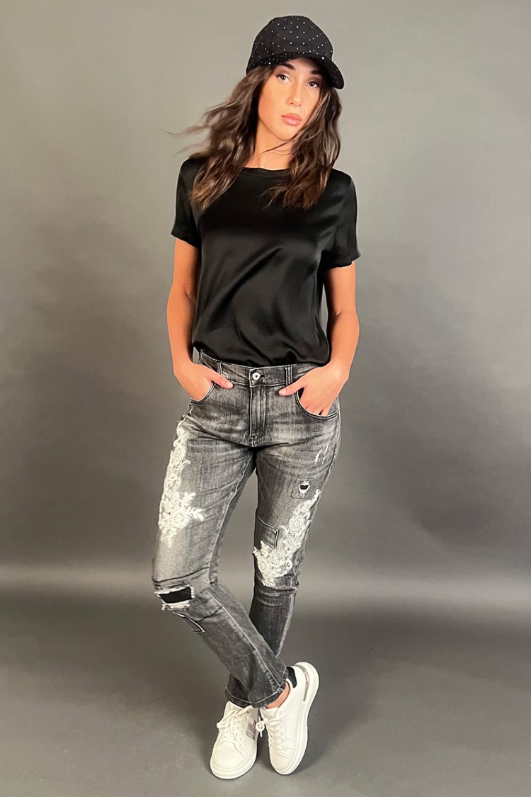 Pantalon Kylie Jeans avec des inserts floraux 3D et des pantalons de jeans de Kylie avec des inserts floraux 3D et des perles de