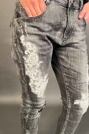 Pantalone jeans Kylie con inserti floreali 3D e perline Pantalone jeans Kylie con inserti floreali 3D e perline Pantalone jea...