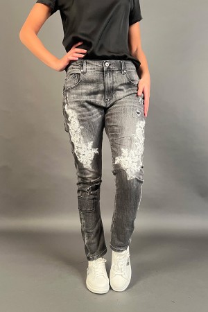 Pantalon Kylie Jeans avec des inserts floraux 3D et des pantalons de jeans de Kylie avec des inserts floraux 3D et des perles de