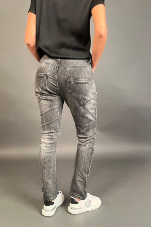 Pantalone jeans Kylie con inserti floreali 3D e perline Pantalone jeans Kylie con inserti floreali 3D e perline Pantalone jea...