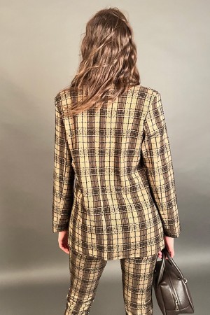 Coordinó la chaqueta de Marbella y los pantalones escoceses en la chaqueta de marbella coordinada de la tela Tweed y los pantalo