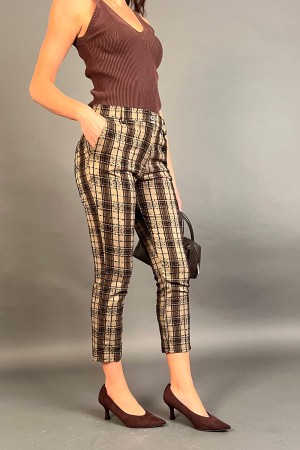 Coordinó la chaqueta de Marbella y los pantalones escoceses en la chaqueta de marbella coordinada de la tela Tweed y los pantalo