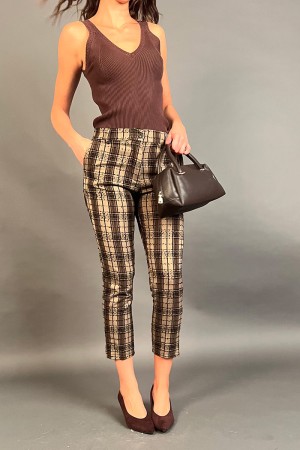 Coordinó la chaqueta de Marbella y los pantalones escoceses en la chaqueta de marbella coordinada de la tela Tweed y los pantalo