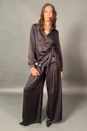 Nacht koordiniert mit Brieftasche Bluse und Matrim-Effekthose mit einer Brieftasche, Bluse und Hosen...