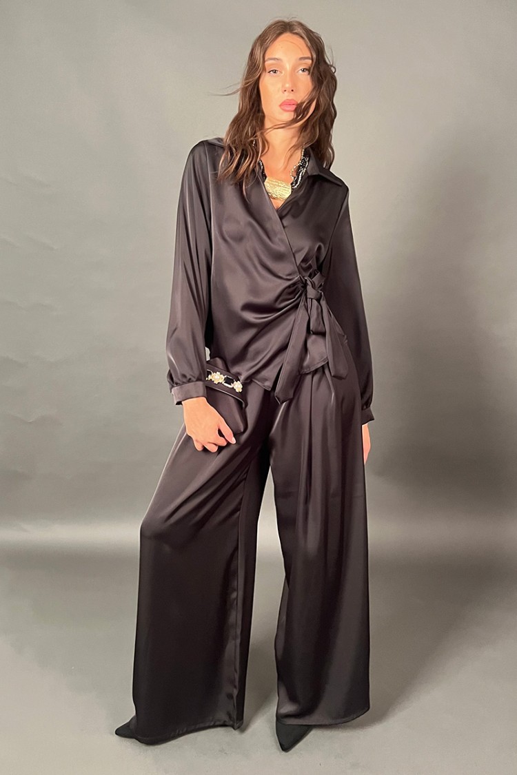 Noche coordinada con blusa de billetera y pantalones de efecto a prueba de matriz con una blusa de billetera y pantalones...