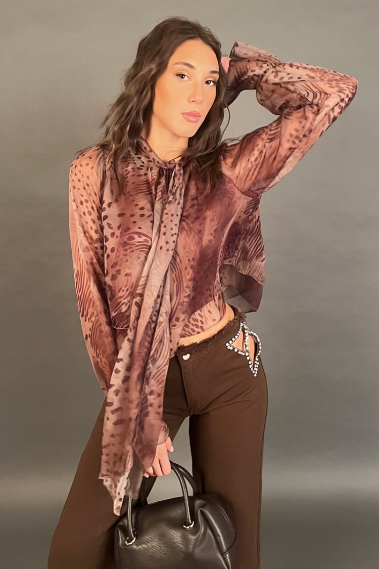 Blouse Elena with fantasy Animalier round neck with blouse bow Elena with fantasy animalier crew neck with blouse filling elena.