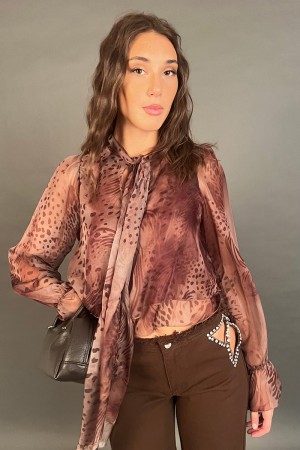 Blusa Elena con fantasia animalier girocollo con fiocco  Blusa Elena con fantasia animalier girocollo con fiocco  Blusa Elena...