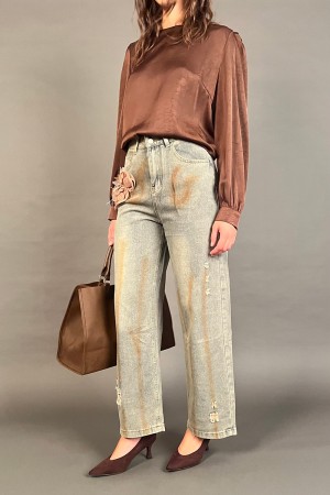 Pantalone jeans Rock effetto dirty wash con fiore 3D in tessuto e piccoli strappi Pantalone jeans Rock effetto dirty wash con...