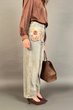 Pantalone jeans Rock effetto dirty wash con fiore 3D in tessuto e piccoli strappi Pantalone jeans Rock effetto dirty wash con...