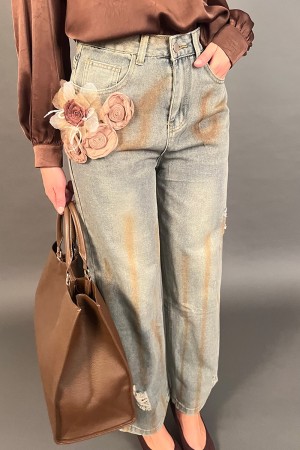 Pantalone jeans Rock effetto dirty wash con fiore 3D in tessuto e piccoli strappi Pantalone jeans Rock effetto dirty wash con...