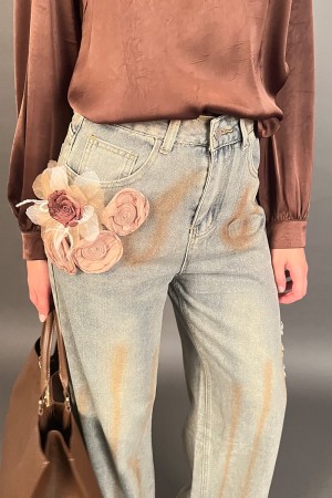 Pantalone jeans Rock effetto dirty wash con fiore 3D in tessuto e piccoli strappi Pantalone jeans Rock effetto dirty wash con...