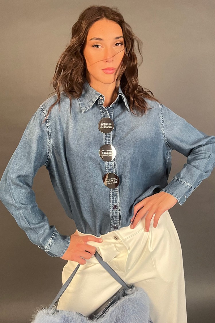 Camicia Number in denim con bottoni gioiello piatti a specchio con scritte numeri Camicia Number in denim con bottoni gioiell...