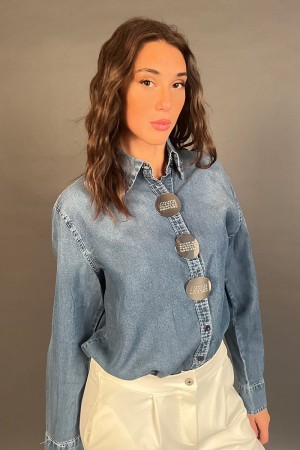 Camicia Number in denim con bottoni gioiello piatti a specchio con scritte numeri Camicia Number in denim con bottoni gioiell...