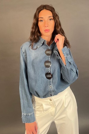 Camicia Number in denim con bottoni gioiello piatti a specchio con scritte numeri Camicia Number in denim con bottoni gioiell...