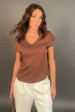 T-shirt ethnie avec des perles sur l'encolure de t-shirt ethnie avec des perles sur l'encolure de t-shirt ethnique avec des perl