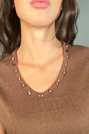 Etnic T-Shirt mit Perlen auf dem Etnic T-Shirt-Ausschnitt mit Perlen auf dem ethnischen T-Shirt-Ausschnitt mit Perlen am Halsaus