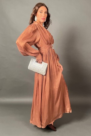 Abito lungo Romantic con dettaglio gioiello centrale segnato in vita Abito lungo Romantic con dettaglio gioiello centrale seg...