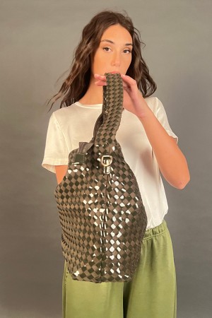 Borsa Bali intrecciata in camoscio e ecopelle lucida Borsa Bali intrecciata in camoscio e ecopelle lucida Borsa Bali intrecci...