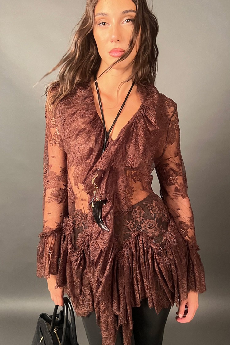 Blusa Cherì lunga con balza sullo scollo e pizzo Blusa Cherì lunga con balza sullo scollo e pizzo Blusa Cherì lunga con balza...