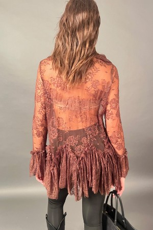 Blusa Cherì lunga con balza sullo scollo e pizzo Blusa Cherì lunga con balza sullo scollo e pizzo Blusa Cherì lunga con balza...