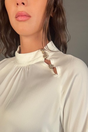 Blusa Bianca a maniche lunghe con bottoni oro Blusa Bianca a maniche lunghe con bottoni oro Blusa Bianca a maniche lunghe con...