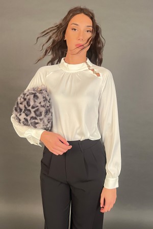 Langärmlige weiße Bluse mit goldenen Tasten weiße Bluse langärmlig mit goldenen Knöpfen weiße Bluse langärmlig mit... 