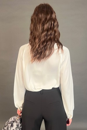 Blusa Bianca a maniche lunghe con bottoni oro Blusa Bianca a maniche lunghe con bottoni oro Blusa Bianca a maniche lunghe con...