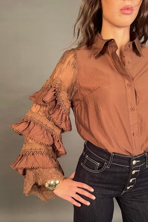 Camicia Cenerella con maniche ampie a balze e pizzo Camicia Cenerella con maniche ampie a balze e pizzo Camicia Cenerella con...