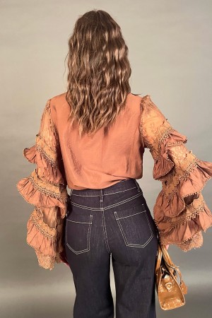 Camicia Cenerella con maniche ampie a balze e pizzo Camicia Cenerella con maniche ampie a balze e pizzo Camicia Cenerella con...