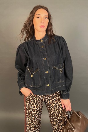 Giacca Caramella in denim con catena decorativa sui taschini  Giacca Caramella in denim con catena decorativa sui taschini  G...