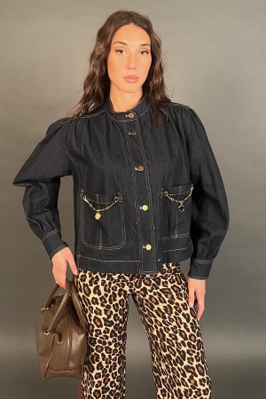 Giacca Caramella in denim con catena decorativa sui taschini  Giacca Caramella in denim con catena decorativa sui taschini  G...