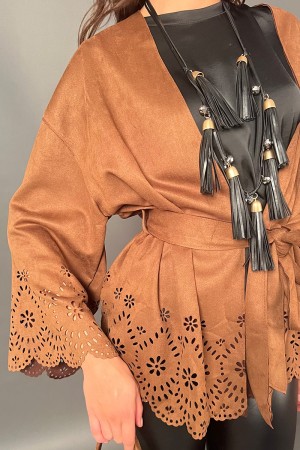 Wildleder-Helide-Jacke mit perforierten Kanten mit Blumenmotiven Helidjacke in Wildleder mit perforierten Kanten mit Motiv... 