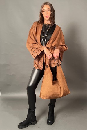 Giacca Elide in scamosciata con bordi traforati con motivi floreali Giacca Elide in scamosciata con bordi traforati con motiv...