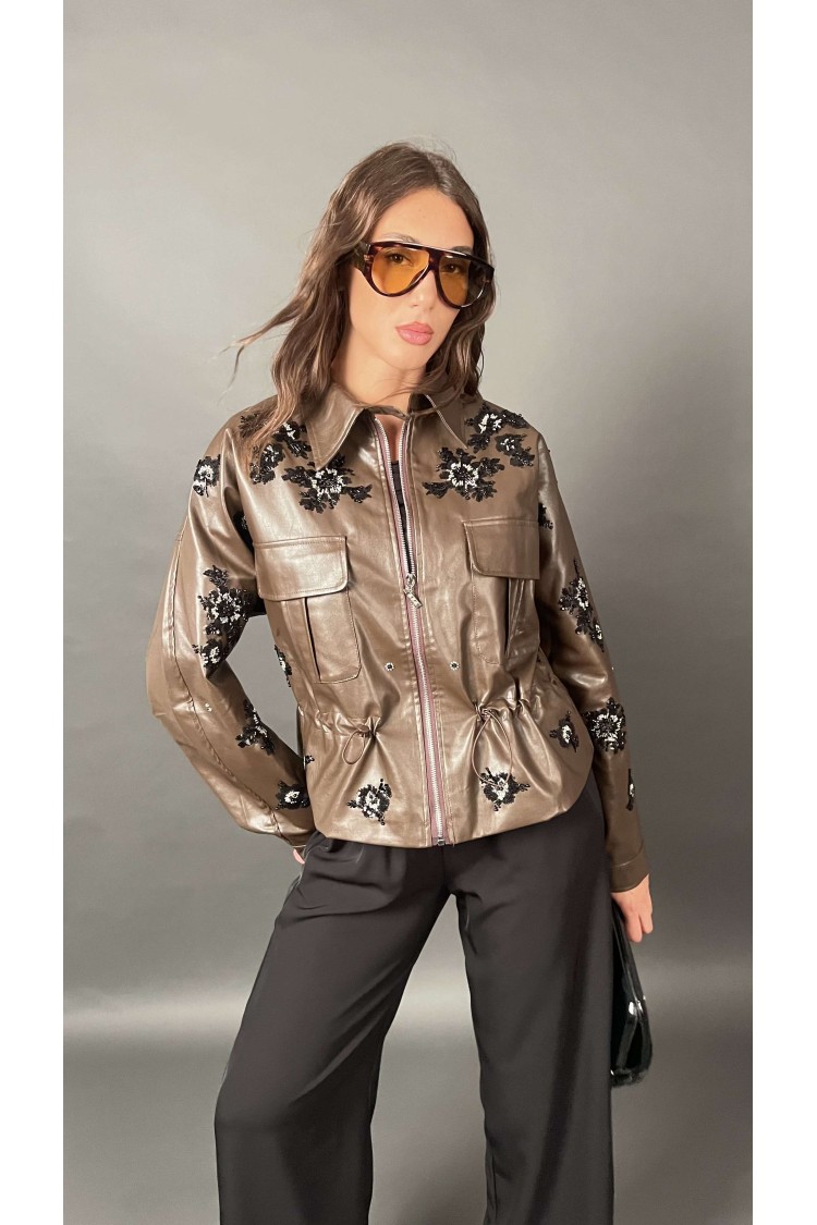 Chaqueta Linda en cuero ecológico con abalorios de motivos florales Chaqueta Linda en cuero ecológico con cuentas con estampado 
