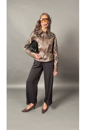 Giacca Linda in ecopelle con perline a motivi floreali  Giacca Linda in ecopelle con perline a motivi floreali  Giacca Linda ...