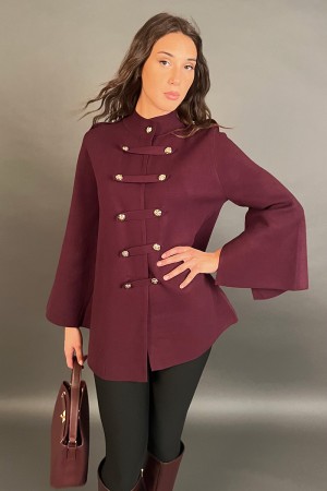 Patty sur une gilet à double boutonnage avec fermeture avant avec des boutons d'alamp et d'or Patty sur une fermeture à double b