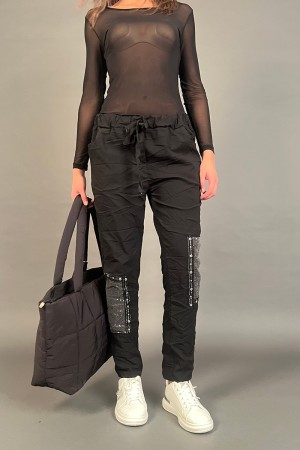 Pantalons en diamant dans un tissu coiffé avec des pantalons de diamants de plaques à paillettes dans un tissu coiffé avec des t
