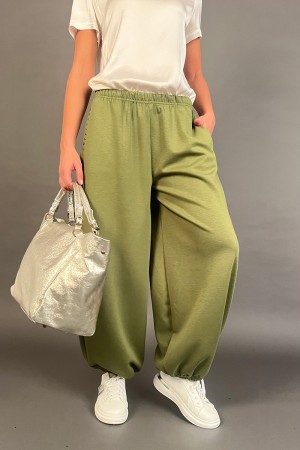 Irina-Anzug-Hose mit Nieten auf den Taschen Irina Anzughosen mit Nieten auf Taschen. Tute Hose Irina mit BO... 