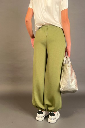 Irina-Anzug-Hose mit Nieten auf den Taschen Irina Anzughosen mit Nieten auf Taschen. Tute Hose Irina mit BO... 