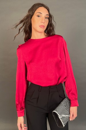 Blusa con blusa cortada con escote profundo con blusa con escote profundo con un cuello profundo...