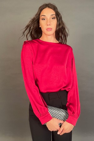 Blusa con blusa cortada con escote profundo con blusa con escote profundo con un cuello profundo...