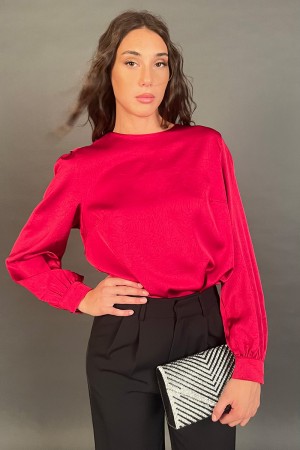 Blusa con blusa cortada con escote profundo con blusa con escote profundo con un cuello profundo...